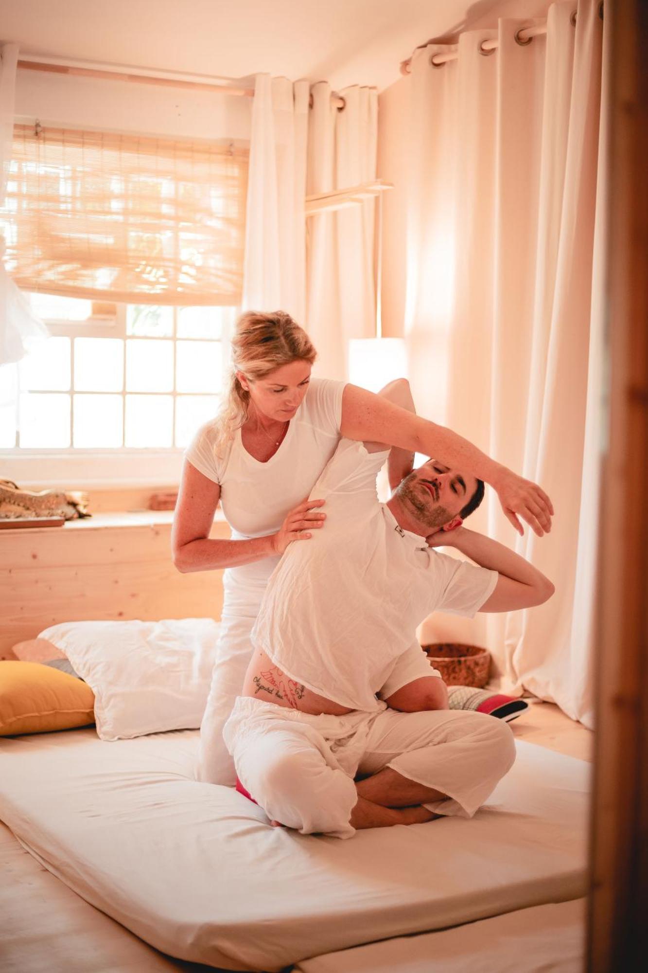 Toison D'Or Hotel Ramatuelle Exterior foto A chiropractor treating a patient