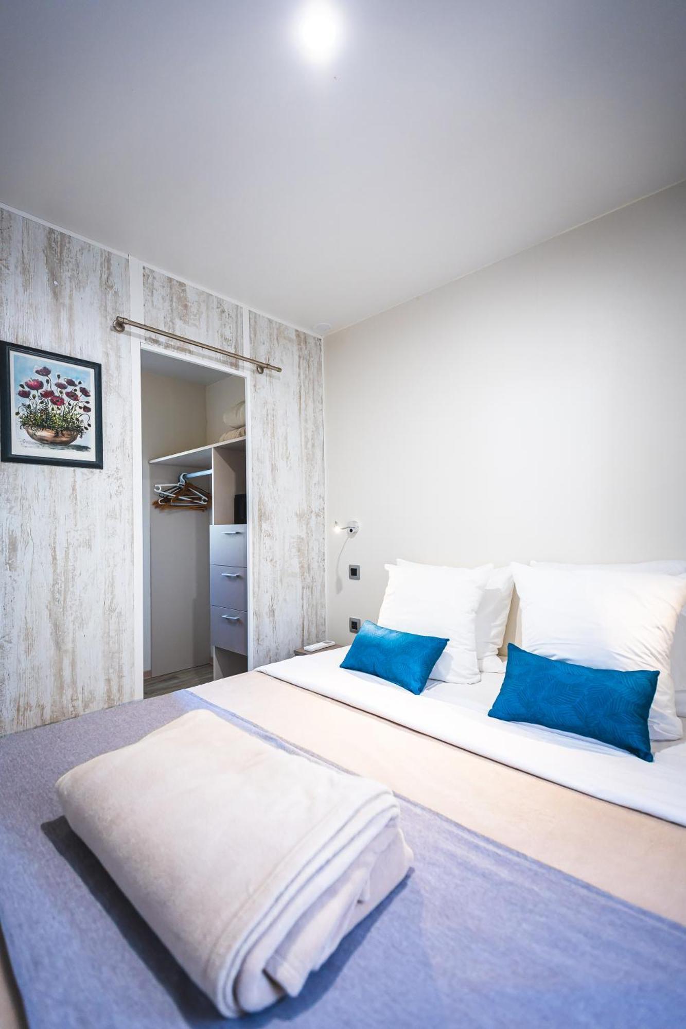 Toison D'Or Hotel Ramatuelle Exterior foto A sliding barn door in a bedroom