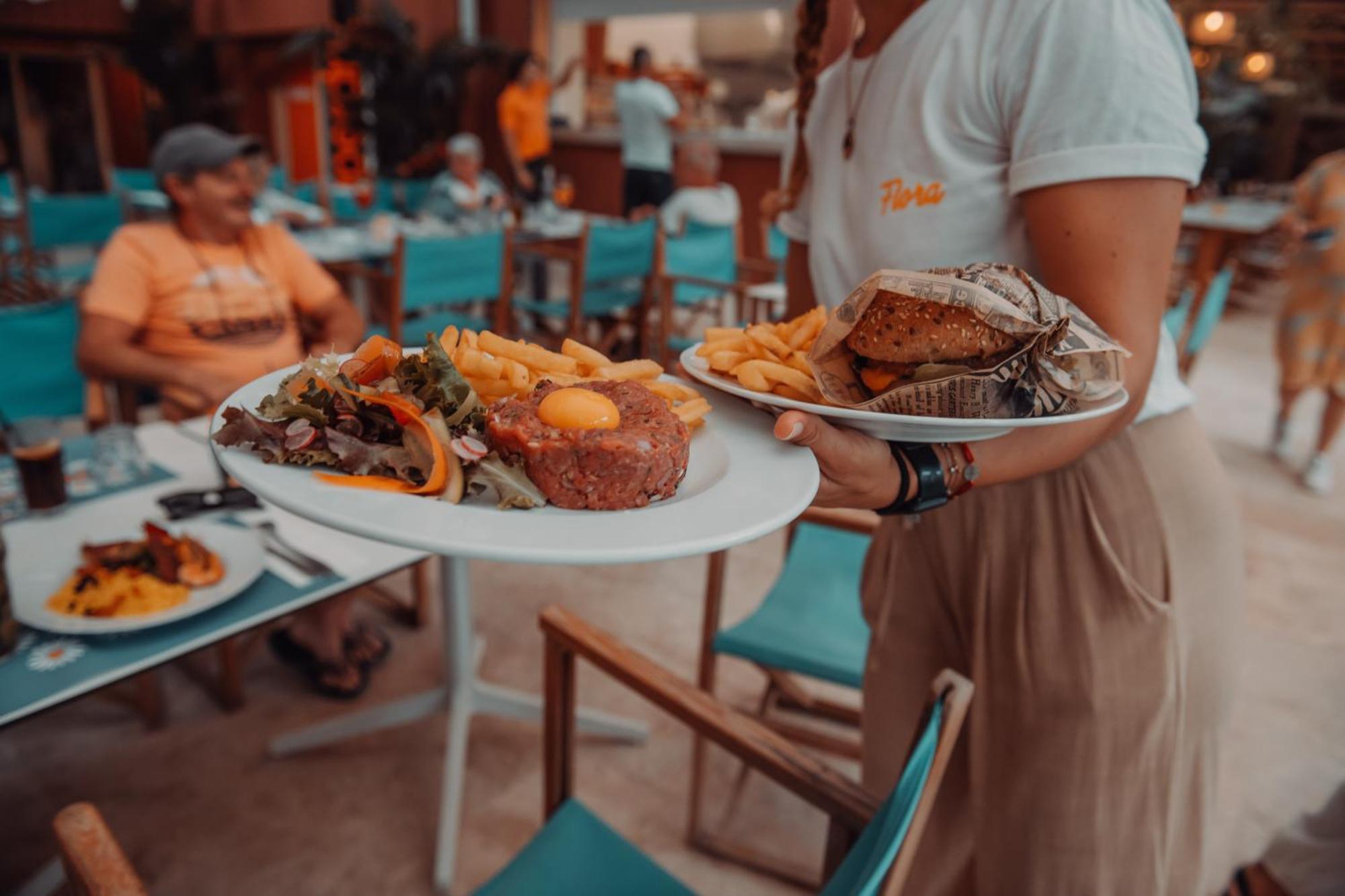 Toison D'Or Hotel Ramatuelle Exterior foto A waitress serving food