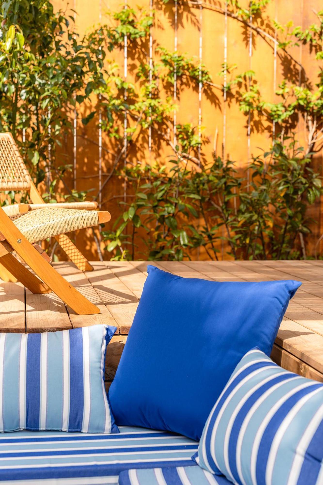 Toison D'Or Hotel Ramatuelle Exterior foto A blue cushion