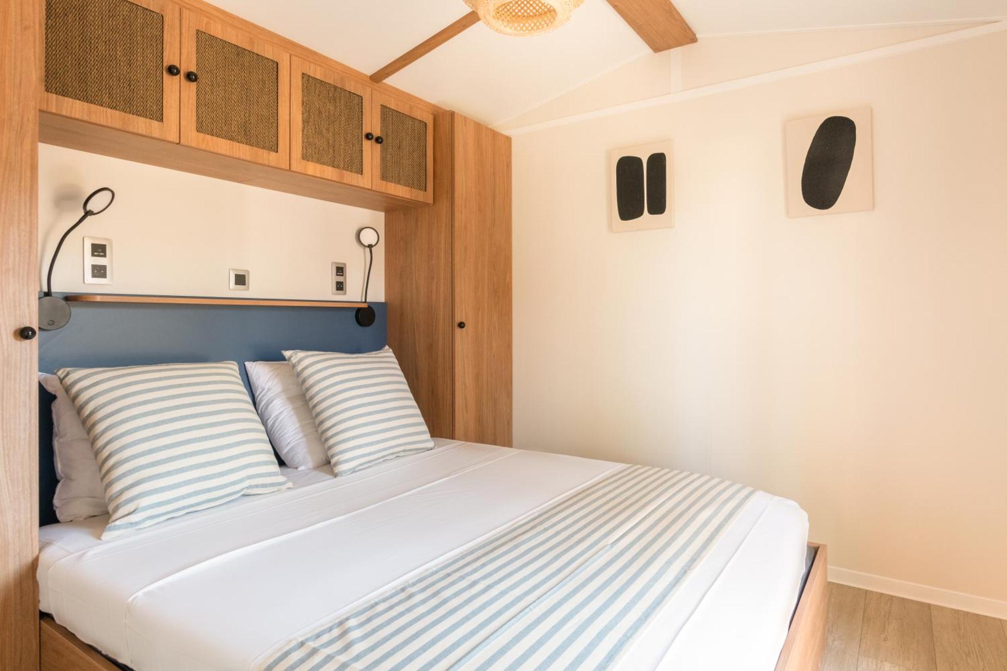 Toison D'Or Hotel Ramatuelle Exterior foto A bedroom in a static